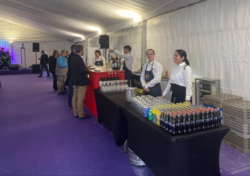 Barra portátil con camareros para evento corporativo Madrid